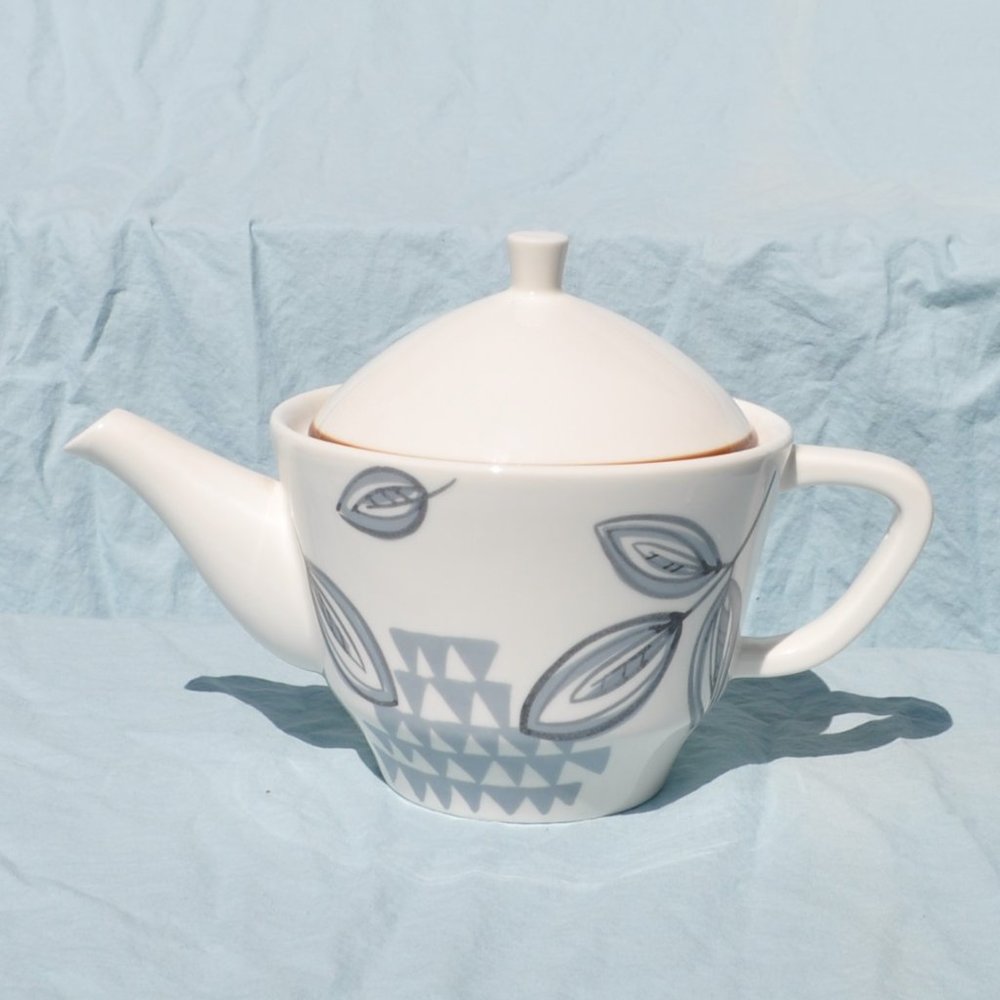 24 oz Hallmark teapot white with grey leaves unused (305w)